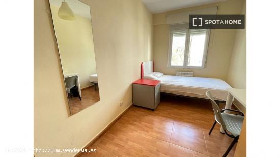 Relajante habitación con escritorio en un apartamento de 5 habitaciones, Villaverde - MADRID