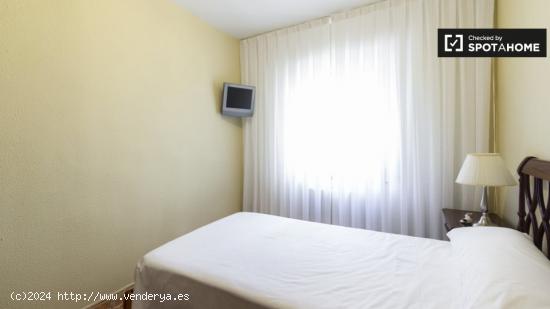 Se alquila habitación soleada en apartamento de 4 habitaciones en Villaverde - MADRID