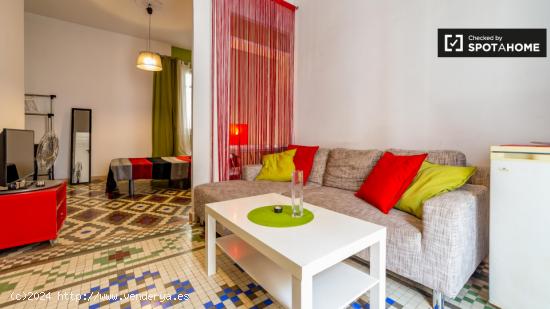 Se alquila habitación con escritorio en un apartamento de 3 dormitorios, Eixample - VALENCIA