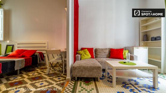 Se alquila habitación con escritorio en un apartamento de 3 dormitorios, Eixample - VALENCIA