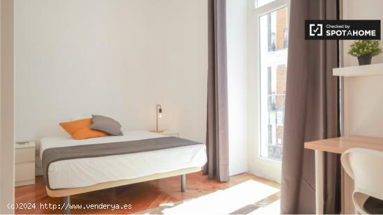 Habitación amueblada en apartamento de 7 dormitorios en Centro, Madrid - MADRID