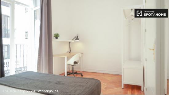 Habitación amueblada en apartamento de 7 dormitorios en Centro, Madrid - MADRID