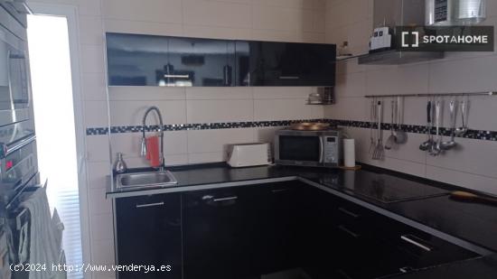 Se alquilan habitaciones en un apartamento de 3 dormitorios en L'Olivereta - VALENCIA