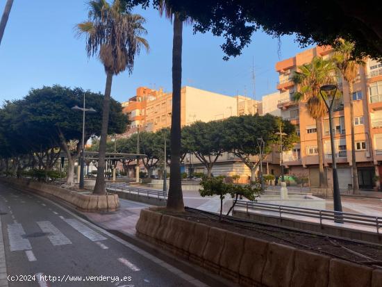 ¿Quieres vivir a un paso del centro, pero a la vez en una zona tranquila? - ALMERIA