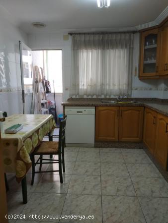 ¡OPORTUNIDAD! VIVIENDA AMPLIA CON DOS PATIOS , MUY PROXIMA AL CENTRO EN VENTA - ALICANTE