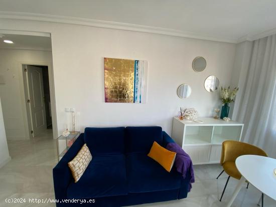 Exquisito Refugio Mediterráneo: Apartamento Renovado con Vistas en Nueva Torrevieja - ALICANTE