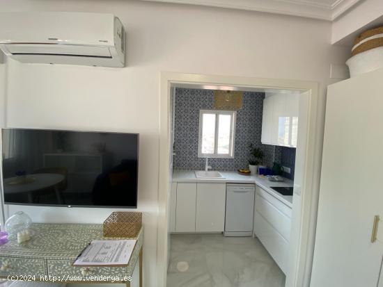 Exquisito Refugio Mediterráneo: Apartamento Renovado con Vistas en Nueva Torrevieja - ALICANTE