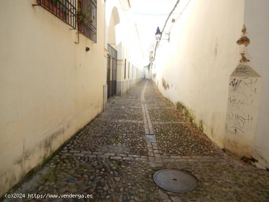 FANTÁSTICA COCHERA PARA COCHE GRANDE EN CALLE SAN PABLO, ZONA AYUNTAMIENTO, CÓRDOBA CAPITAL - CORD