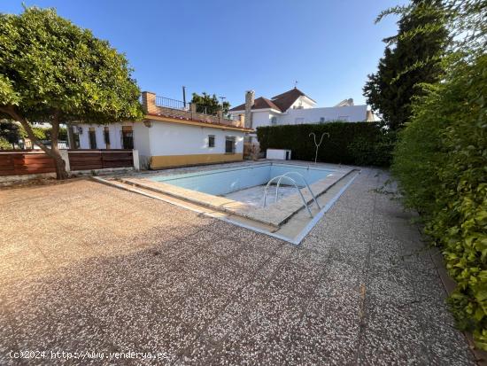 CHALET INDEPENDIENTE DE UNA SOLA PLANTA CON PISCINA - SEVILLA