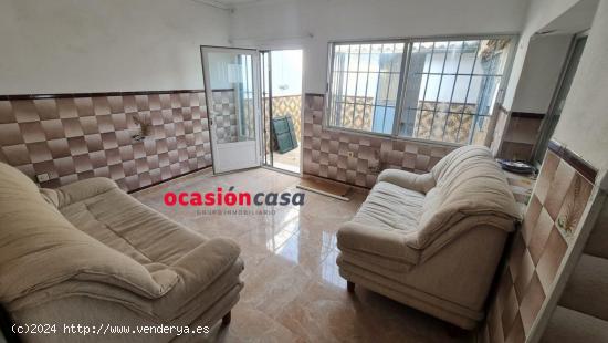 CASA CON COCHERA A LA VENTA - CORDOBA