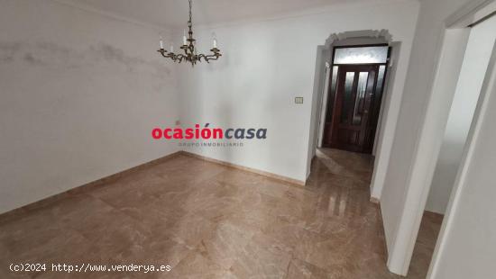 CASA CON COCHERA A LA VENTA - CORDOBA