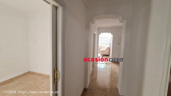 CASA CON COCHERA A LA VENTA - CORDOBA