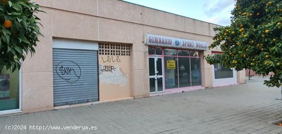 SEVILLA ESTE.- Local 271 M2 Junto oficina correos y farmacia - SEVILLA