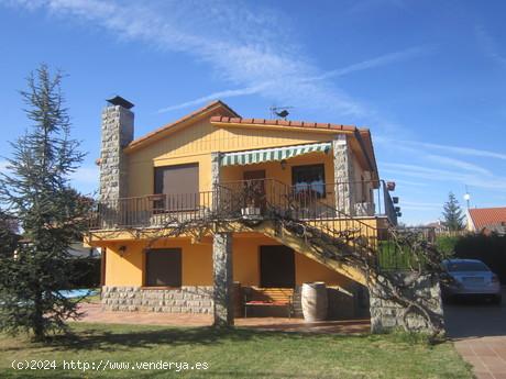 SE VENDE CHALET REFORMADO EN URB. VALJUNCO CON PISCINA PARTICULAR. - LEON