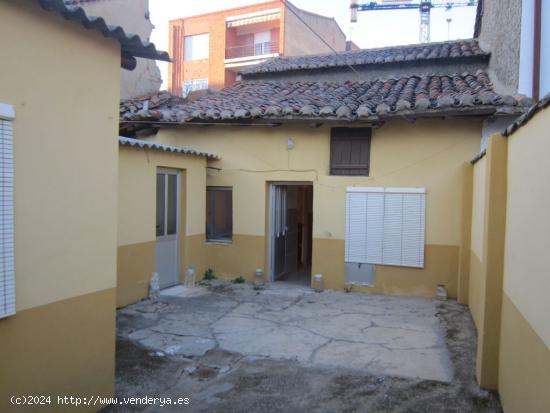 SE VENDE CASA DE VERANO EN EL CENTRO DE VALENCIA DE DON JUAN, PEQUEÑO PATIO. - LEON