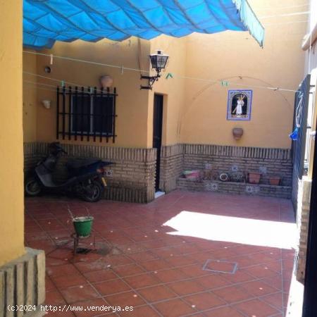 ESPECTACULAR CASA EN URBANIZACIÓN EL CASTILLO - SEVILLA