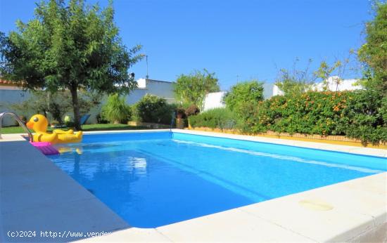 ESPECTACULAR CHALET EN SANTA GENOVEVA - SEVILLA