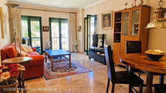 Amplio y bien mantenido apartamento de 2 dormitorios con vistas parciales al mar - MALAGA