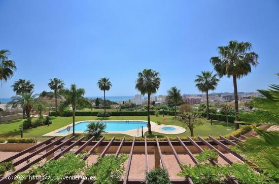 Ático dúplex con vistas al mar y a la montaña en Los Pacos. - MALAGA