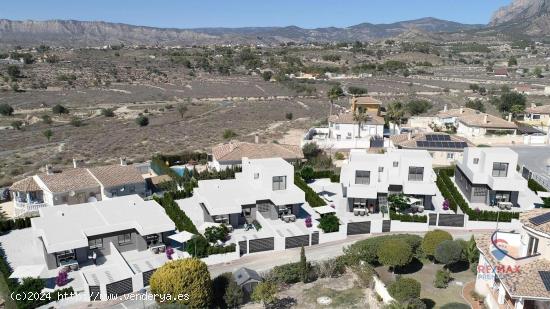 ¡Chalet individual nuevo a la venta en los Altos de Alicante! - ALICANTE