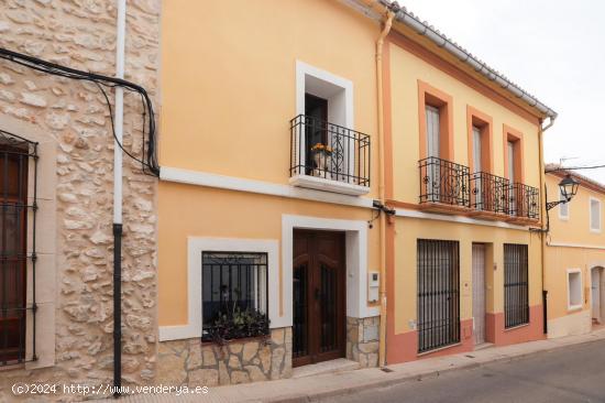  Encantadora casa valenciana del siglo XX en venta, completamente reformada en el pueblo de Sanet - A 