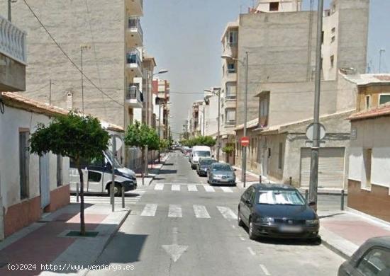 Se vende casa de pueblo con gran parcela en pleno centro de Guardamar - ALICANTE