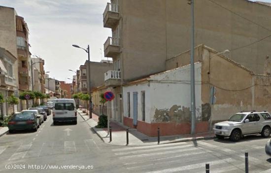 Se vende casa de pueblo con gran parcela en pleno centro de Guardamar - ALICANTE
