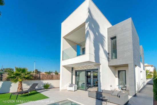 VIVIENDA UNIFAMILIAR, PISCINA PRIVADA Y TERMINACION ....... ¡ SI QUIERES, A TU GUSTO! - ALICANTE