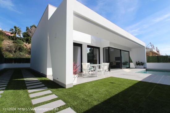 Villa independiente de obra nueva con piscina privada en parcela de 300 m2 - ALICANTE