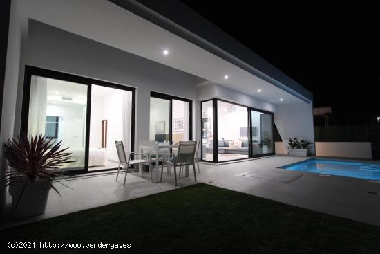 Villa independiente de obra nueva con piscina privada en parcela de 300 m2 - ALICANTE