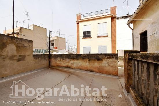 CASA CON TERRAZA Y 3 BALCONES CON MUCHAS POSIBILIDADES - CASTELLON