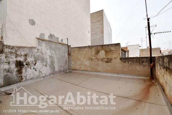 CASA CON TERRAZA Y 3 BALCONES CON MUCHAS POSIBILIDADES - CASTELLON