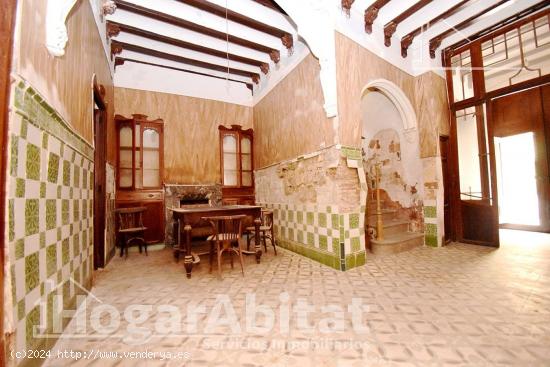 CASA CON TERRAZA Y 3 BALCONES CON MUCHAS POSIBILIDADES - CASTELLON