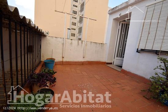 AMPLIA CASA CON TERRAZA Y BALCÓN JUNTO A LA PLAZA Mª AGUSTINA - CASTELLON