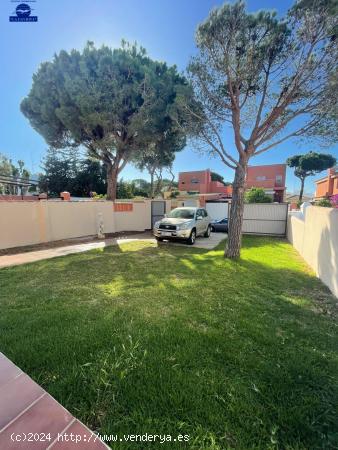 CHALET EN LA SEGUNDA PISTA DE LA PLAYA DE LA BARROSA - CADIZ