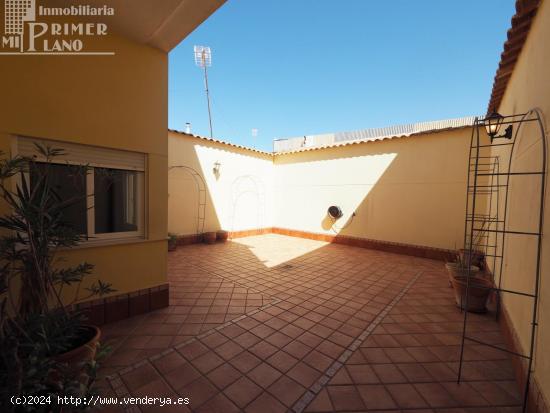 Espectacular casa en vente en Tomelloso, de 3 dorm, 3 baños amplio patio, garaje y cocinilla - CIUD