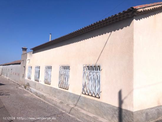 CASA CON PARCELA DE 4.000 METROS CUADRADOS - MURCIA