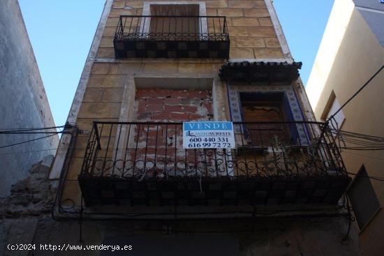 Inmosureste les ofrece casa en esquina con una superficie de 70 M2. de parcela. - ALICANTE