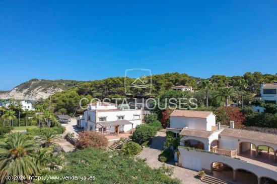 EXCLUSIVA FINCA MEDITERRÁNEA frente al Mar en Javea · COSTA BLANCA | 5.977m2 · 3 Casas · 20m del