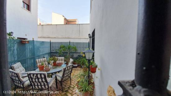 Precioso piso exterior con ascensor, patio privado con encanto, 2 dormitorios, 2 baños en la Ribera