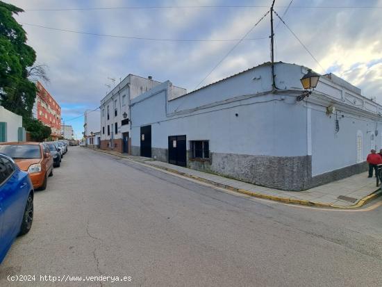 GRAN OPORTUNIDAD, VIVIENDA CON GARAJE Y LOCAL COMERCIAL EN CAMPAMENTO - CADIZ