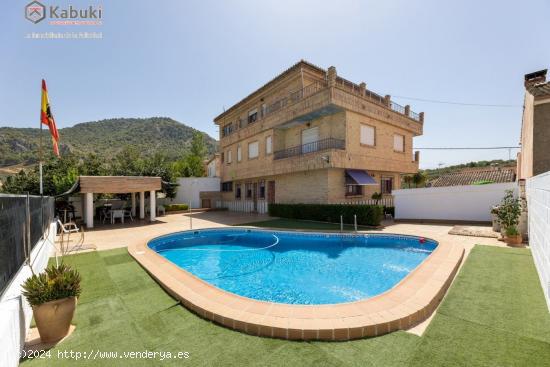 ¡MAGNÍFICA INVERSIÓN EN NIVAR! CASA CON 3 APARTAMENTOS Y PISCINA - GRANADA