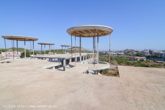 Solar con estructura y diferentes fases de obra ejecutadas. Sector Z.O.-3 en Guardamar del Segura. -