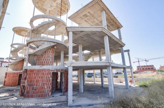 Solar con estructura y diferentes fases de obra ejecutadas. Sector Z.O.-3 en Guardamar del Segura. -