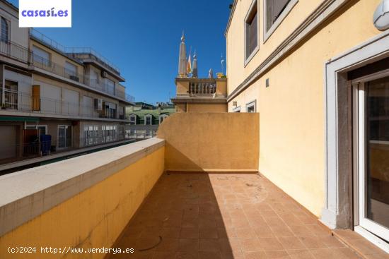 Semiatico con terraza en la Calle Ángel Ganivet - GRANADA