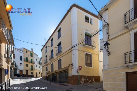 Espectacular edificio a 3 calles con vivienda y locales comerciales en pleno centro de Alhama de Gr 