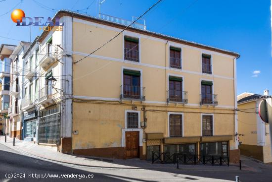 Espectacular edificio a 3 calles con vivienda y locales comerciales en pleno centro de Alhama de Gr 