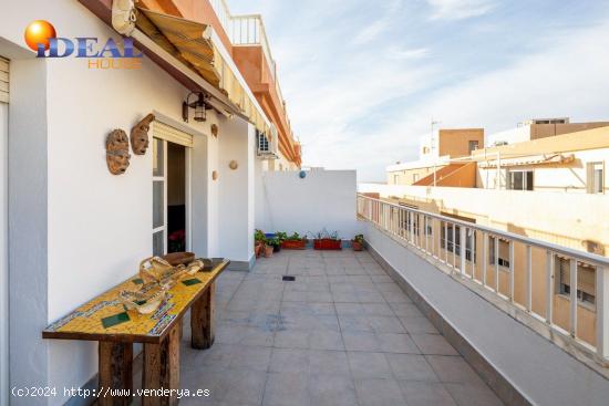 ESTUPENDO ATICO JUNTO AL MAR CON TERRAZA FANTASTICA - GRANADA