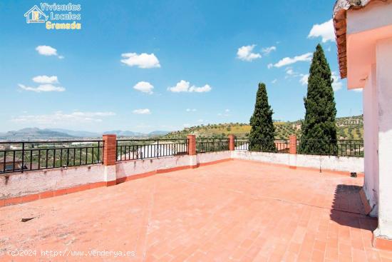 Compuesta por 3 plantas y una ultima con terraza solárium. Situada en una zona centrica - GRANADA