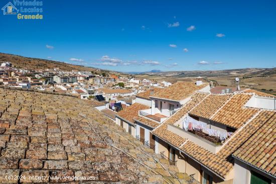 Espectacular edificio a 3 calles con vivienda y locales comerciales en pleno centro de Alhama de Gr 